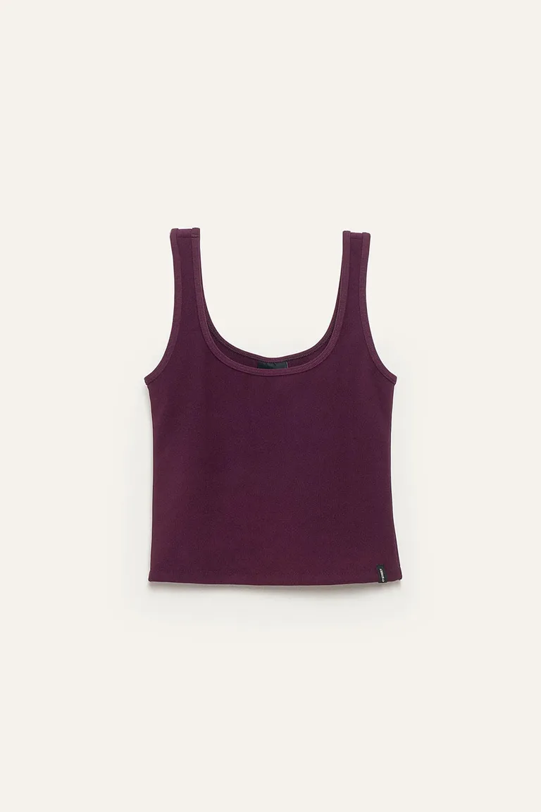 Musculosa ajustada de escote cuadrado con diseño corto y detalle de etiqueta en el ruedo de 47 Street en Tops para argentina