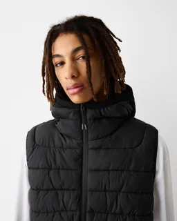 Chaleco capucha acolchado liviano de Bershka en Abrigos y Camperas para argentina
