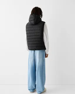 Chaleco capucha acolchado liviano de Bershka en Abrigos y Camperas para argentina