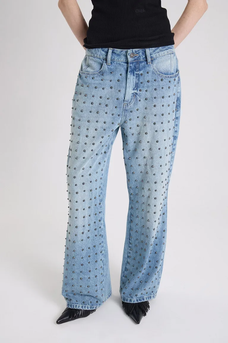 Pantalón de jean holgado con detalle de tachas frontales y silueta amplia de tiro medio de Maria Cher en Pantalones para argentina