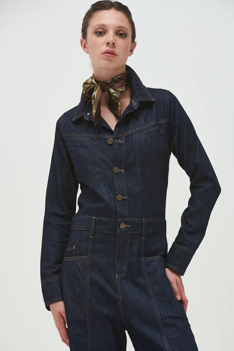 Mono largo de jean con cuello camisero, cierre de botones, corte recto y bolsillos funcionales de Sweet en Monos para argentina