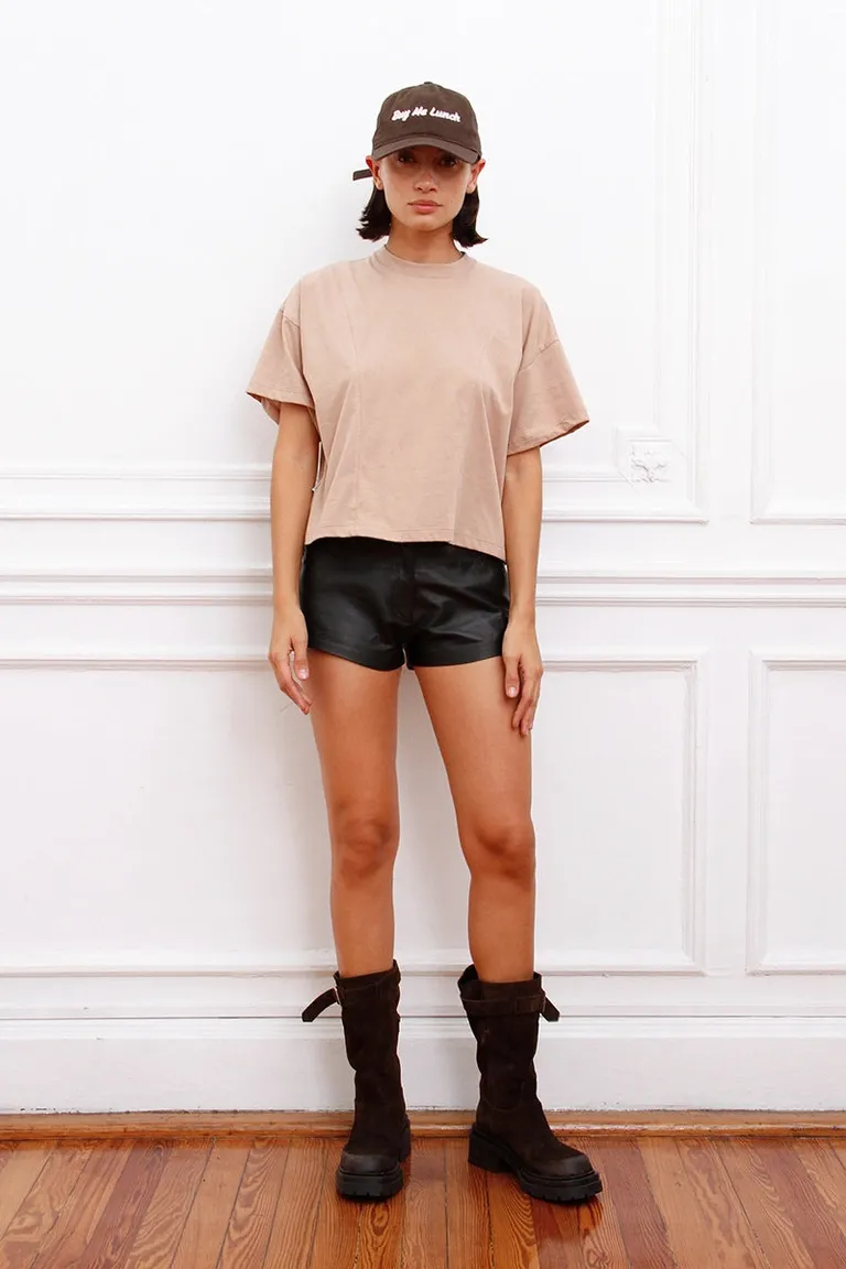 Remera de mujer manga corta con recortes en delantero y espalda y diseño de calce regular de Sofia Sarkany en Remeras para argentina