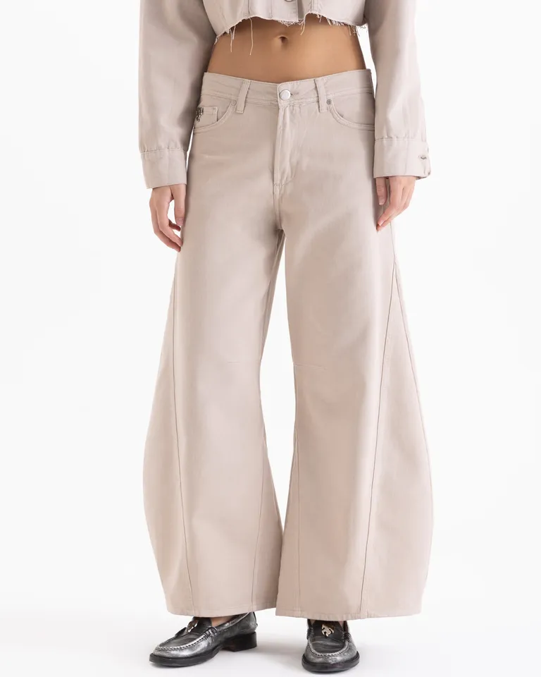 Pantalón de tiro medio con corte wide leg y pinzas laterales en rodillas de Jazmin Chebar en Pantalones para argentina