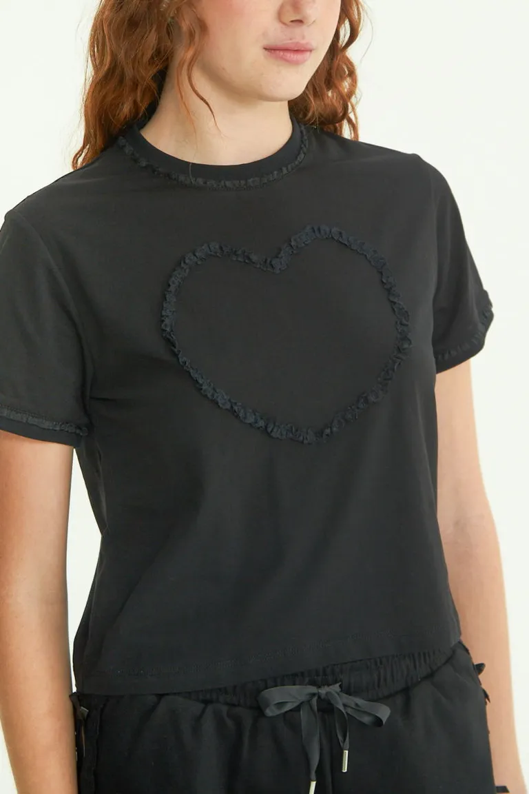 Remera negra con aplicación de encaje y detalles románticos de Las Pepas en Remeras para argentina