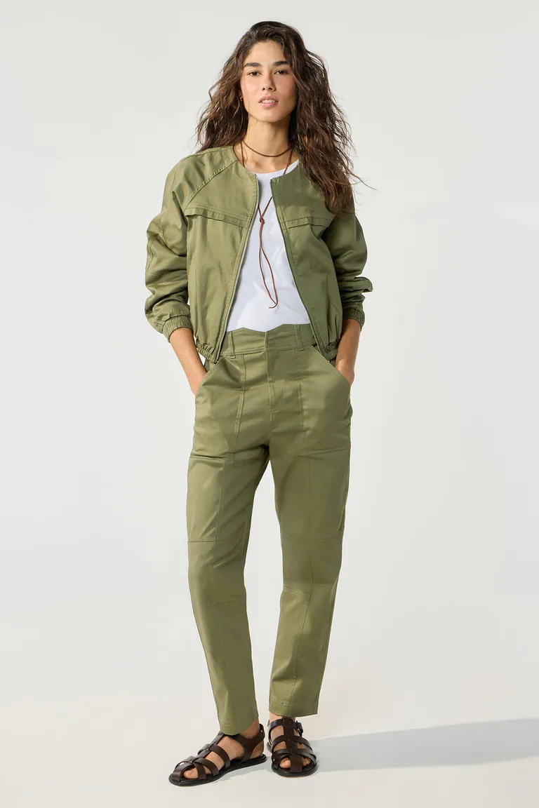 Pantalón Cintia de tiro alto en tono verde olivo con recortes en pierna de Cuesta Blanca en Pantalones para argentina