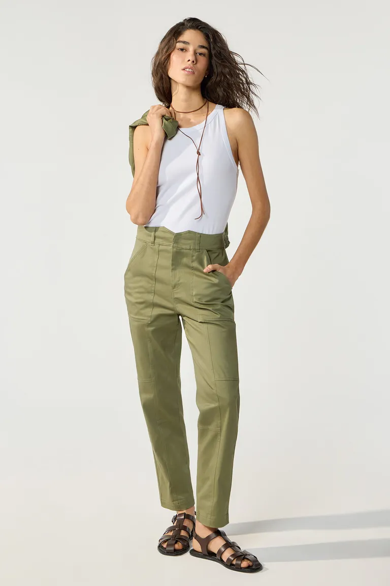Pantalón Cintia de tiro alto en tono verde olivo con recortes en pierna de Cuesta Blanca en Pantalones para argentina