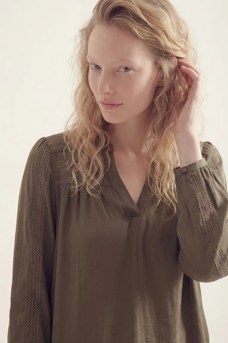 Blusa de mangas largas con cuello en V y diseño fluido de Akiabara en Blusas para argentina