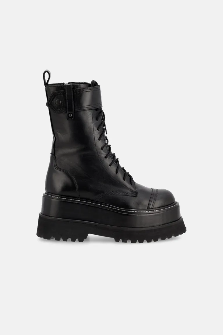 Botas militares de cuero negro con plataforma chunky y detalles en cordones y hebillas de Justaosadia en Botas y Botinetas para argentina