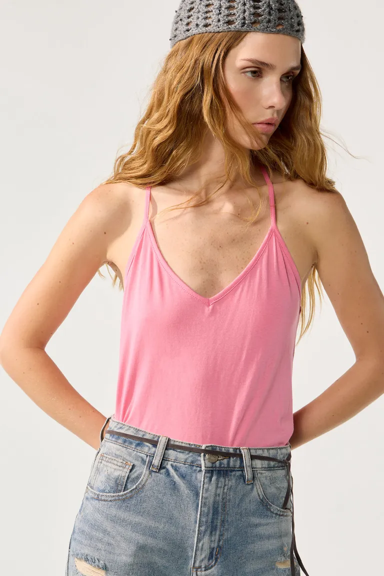 Camiseta de tirantes rosa para mujer, diseño minimalista y elegante de Cuesta Blanca en Tops para argentina