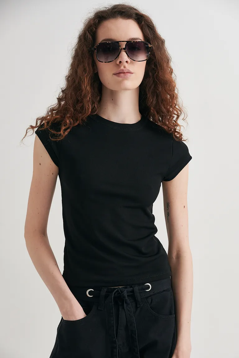 Remera básica de corte ajustado y mangas cortas para mujer de Sweet en Remeras para argentina