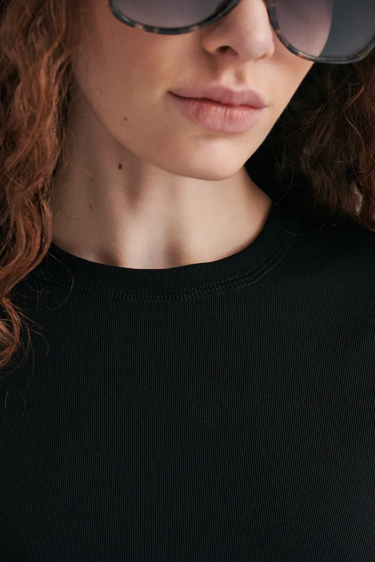 Remera básica de corte ajustado y mangas cortas para mujer de Sweet en Remeras para argentina