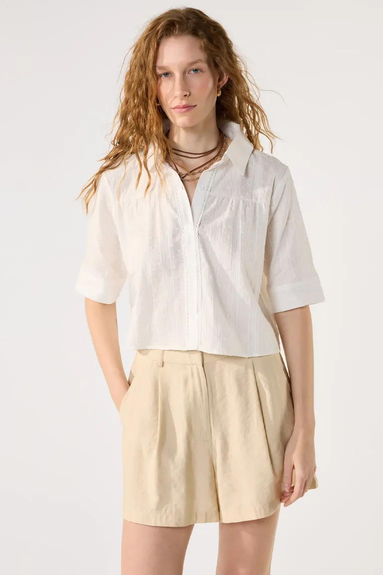 Camisa blanca de algodón con manga al codo y detalles sutiles de Cuesta Blanca en Camisas para argentina