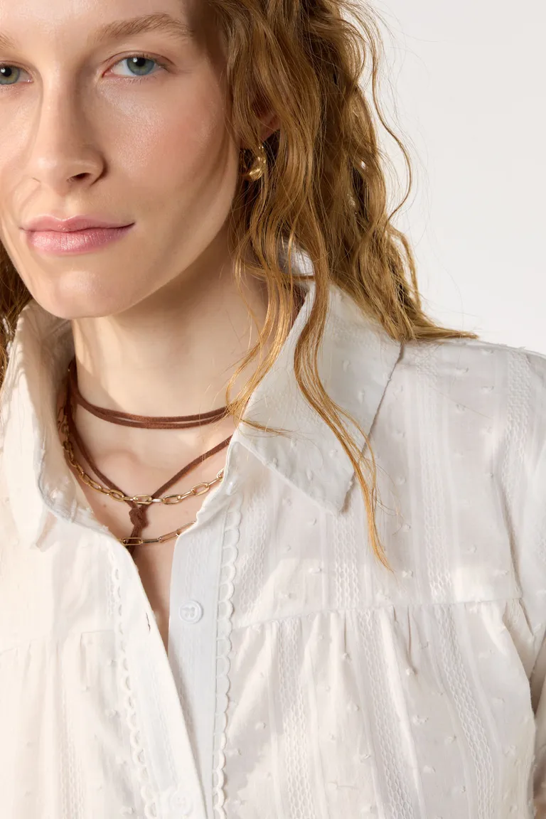 Camisa blanca de algodón con manga al codo y detalles sutiles de Cuesta Blanca en Camisas para argentina