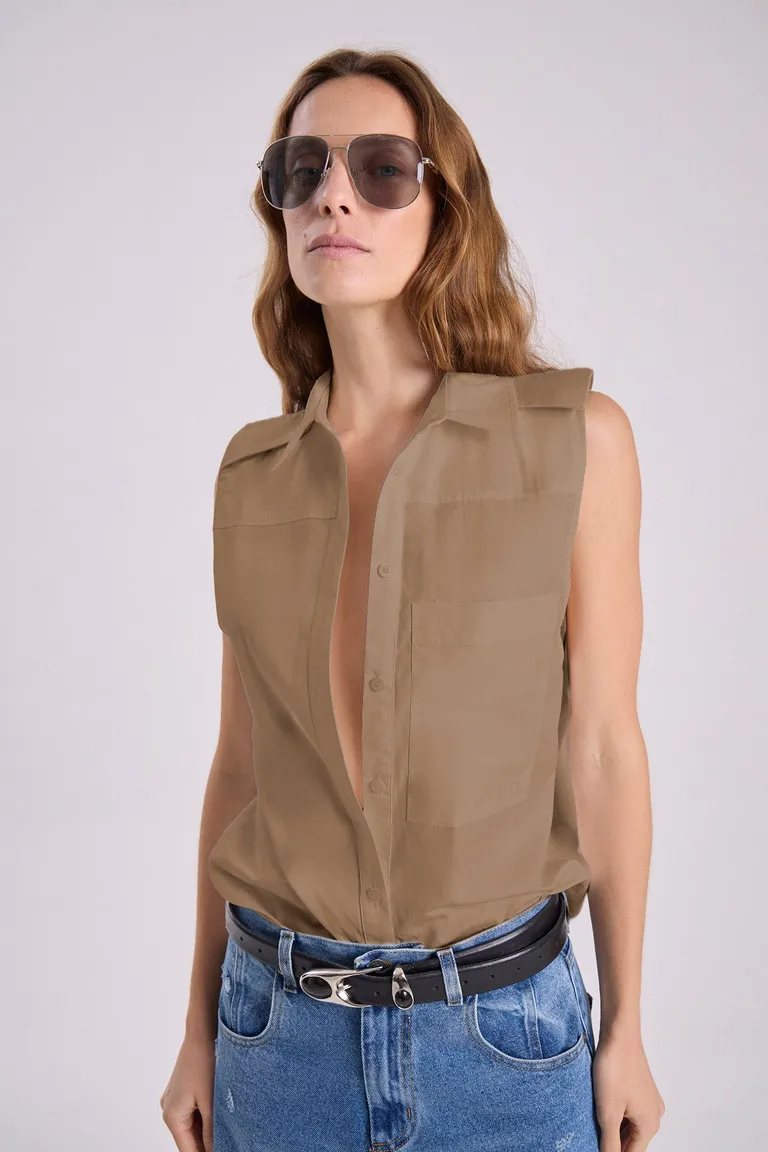 Camisa elegante sin mangas en tono beige, de diseño recto y cuello camisero de Maria Cher en Camisas para argentina