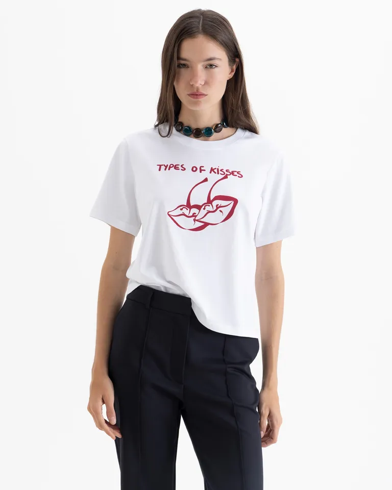 Remera de manga corta con escote redondo y detalle de estampa frontal para uso cotidiano de Jazmin Chebar en Remeras para argentina