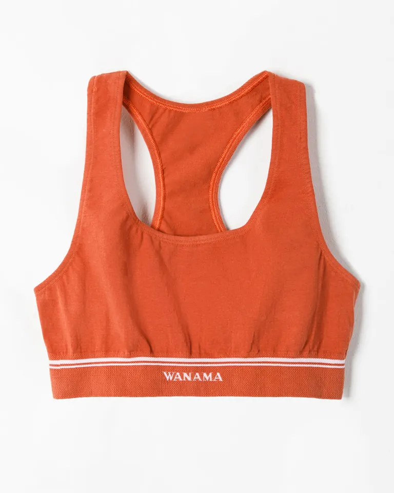 Top deportivo con diseño de espalda estilo ciclista y detalle de marca en banda elástica de Wanama en Tops para argentina