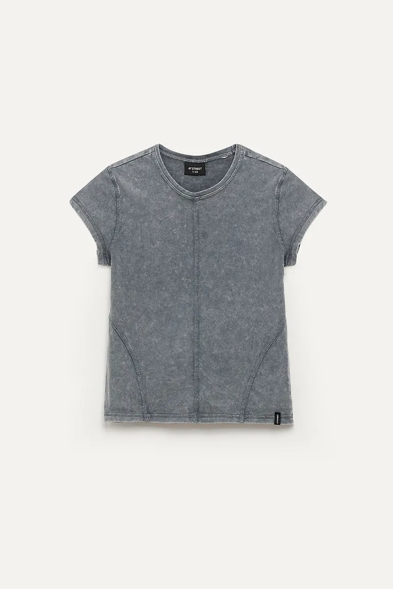 Remera de manga corta con acabado lavado y bordados para un estilo relajado y moderno de 47 Street en Remeras para argentina