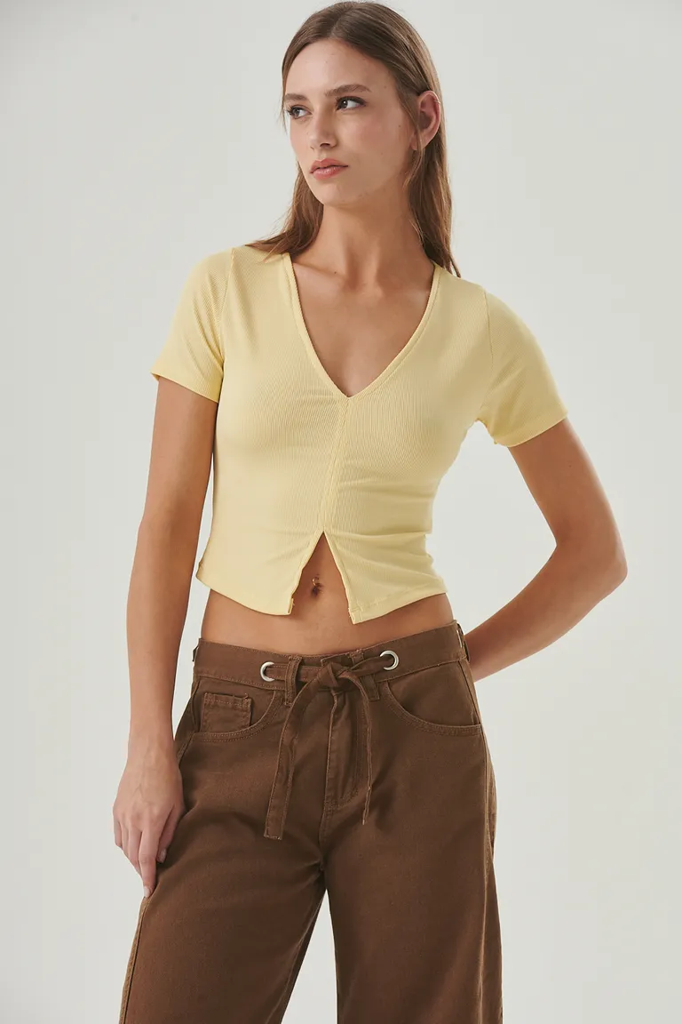 Remera de tela morley con escote en V y corte central delantero para un look moderno y femenino de Sweet en Remeras para argentina