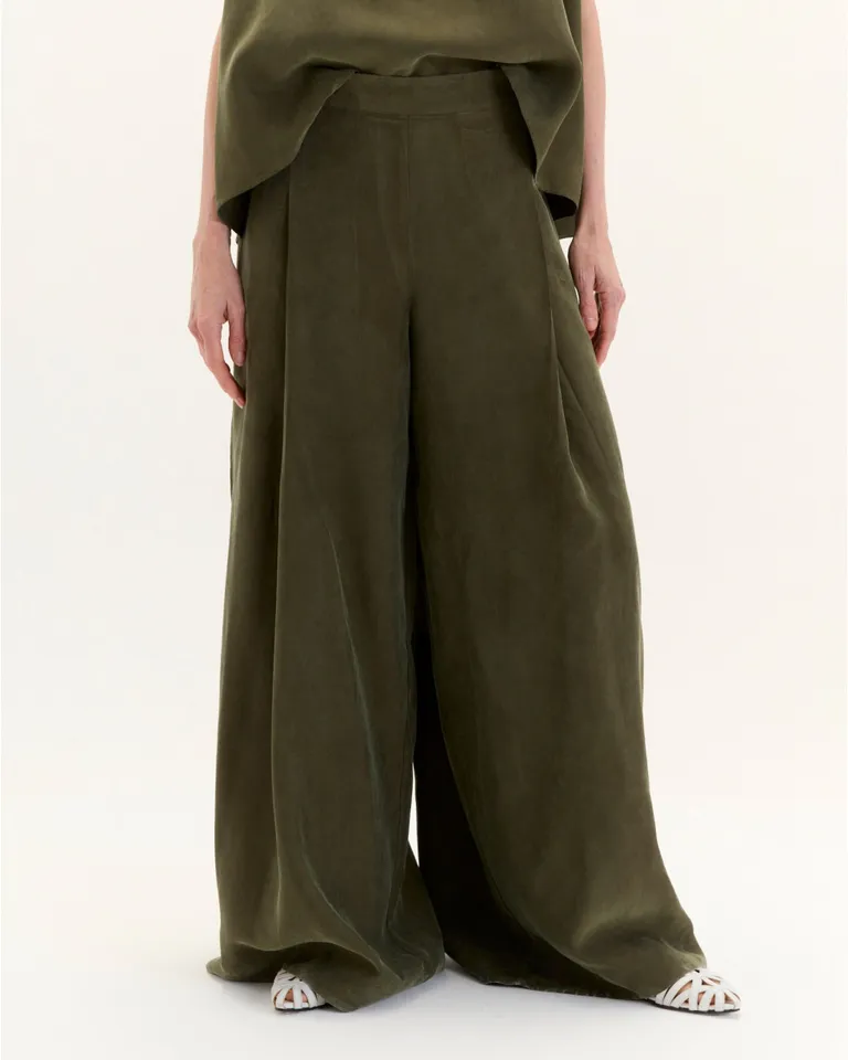 Pantalón Rachel: Silueta Amplia y Caída Suave, Detalles Únicos de Blue Sheep en Pantalones para argentina