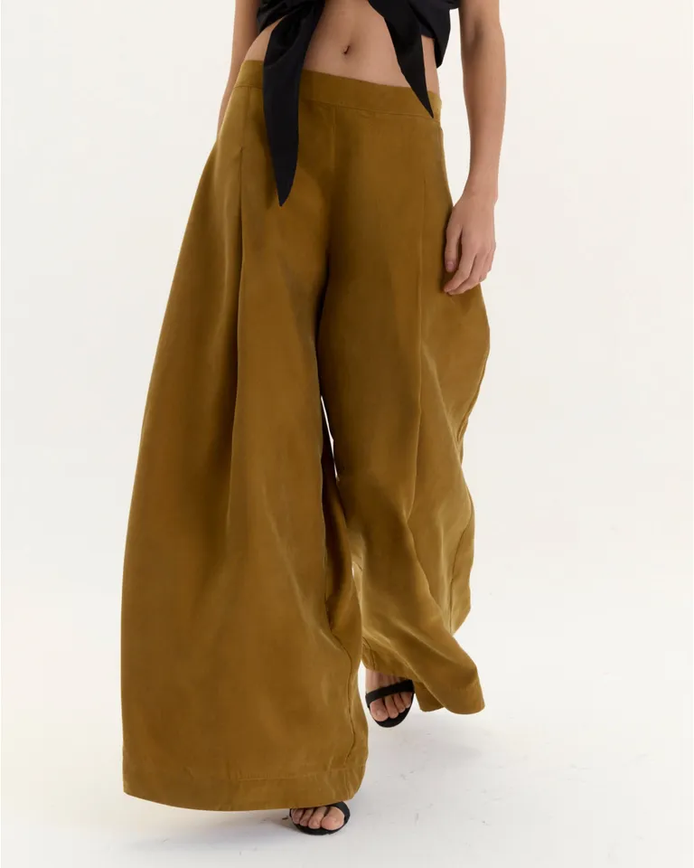 Pantalón Rachel: Silueta Amplia y Caída Suave, Detalles Únicos de Blue Sheep en Pantalones para argentina