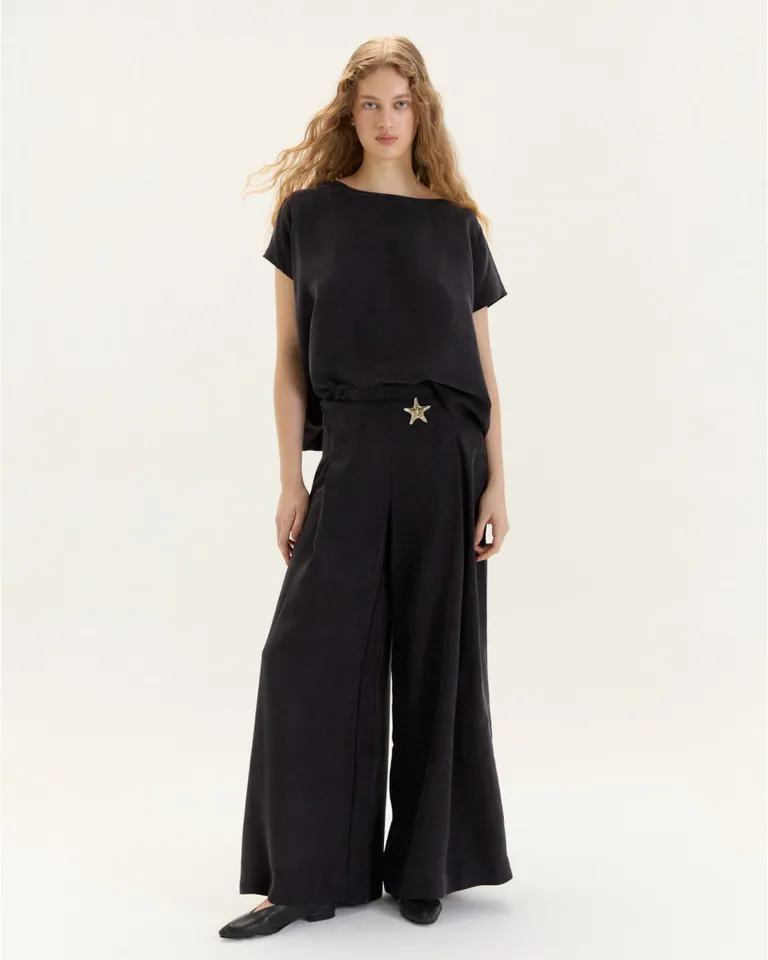 Pantalón Rachel: Silueta Amplia y Caída Suave, Detalles Únicos de Blue Sheep en Pantalones para argentina