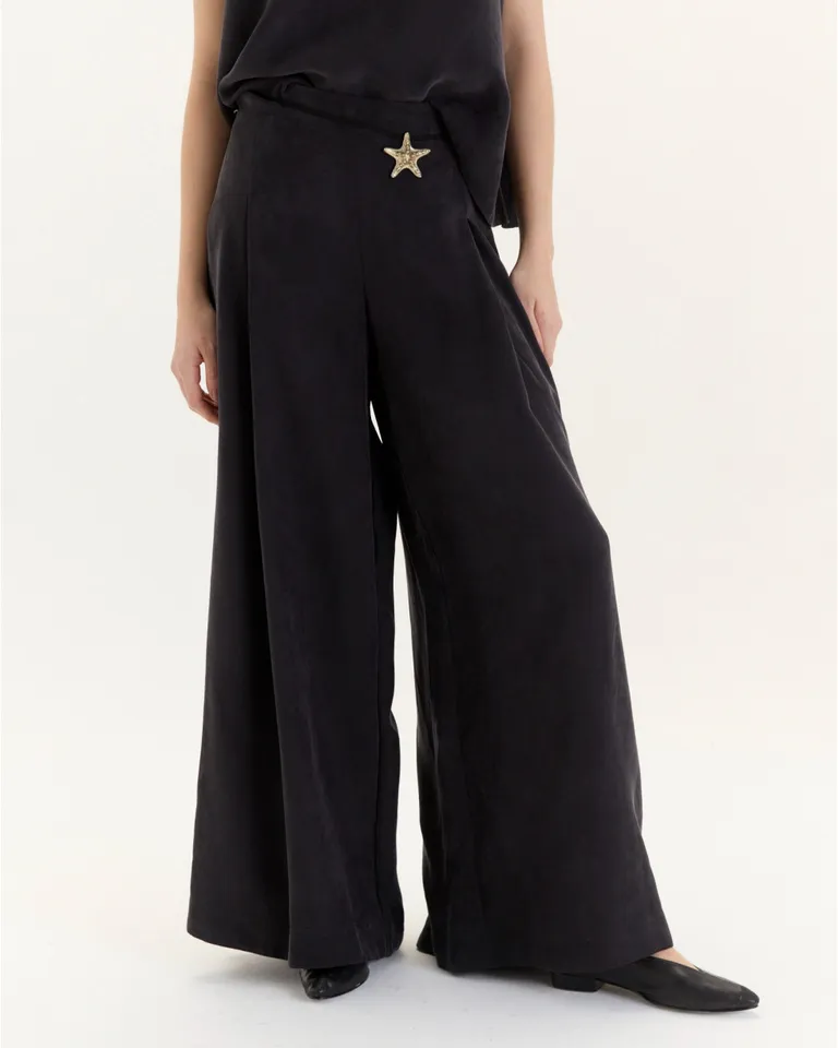 Pantalón Rachel: Silueta Amplia y Caída Suave, Detalles Únicos de Blue Sheep en Pantalones para argentina