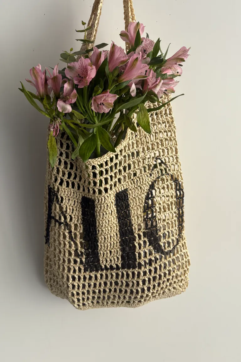 Bolso tote artesanal con diseño calado y detalles florales para uso diario de Allo Martinez en Bolsos y Carteras para argentina