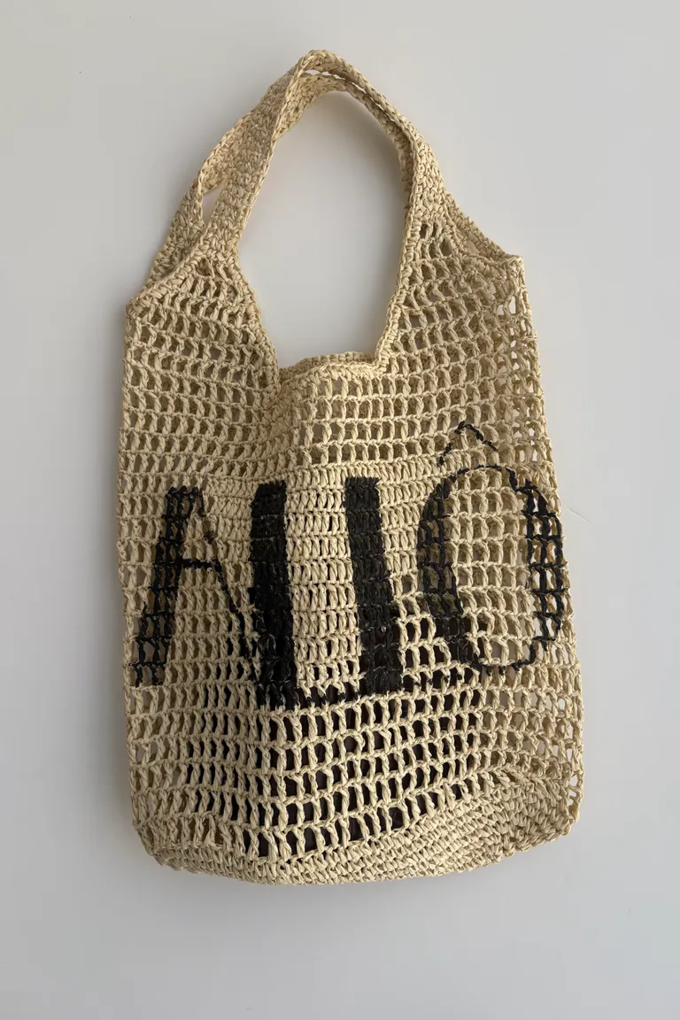 Bolso tote artesanal con diseño calado y detalles florales para uso diario de Allo Martinez en Bolsos y Carteras para argentina