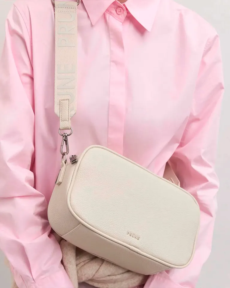 Bandolera de efecto cuero graneado, un accesorio elegante y versátil de Prüne en Bolsos y Carteras para argentina