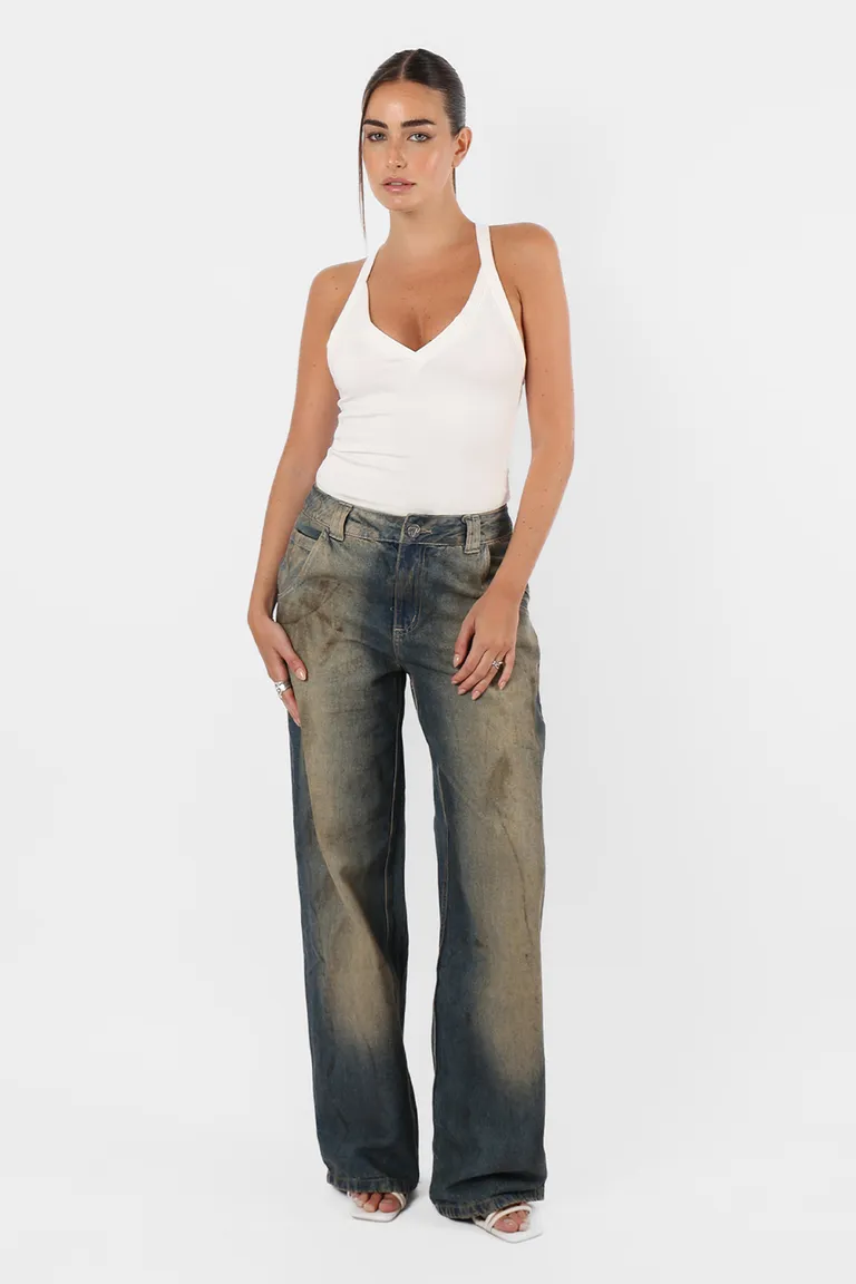 Cuerpo de mujer sin mangas con escote en V y espalda deportiva de Top White en Bodies para argentina