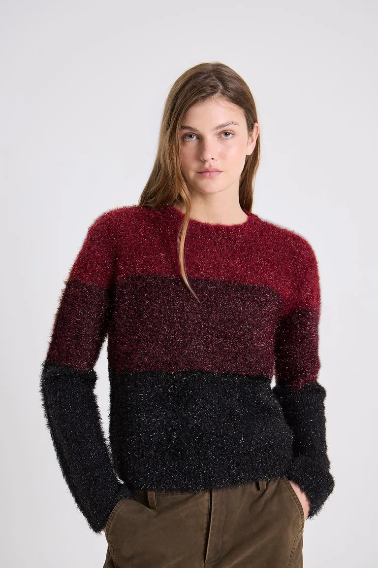 Sweater tejido con franjas horizontales y textura brillante de calce regular de Maria Cher en Buzos y Sweaters para argentina