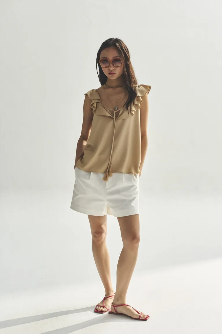 Blusa en tonos neutros con detalles delicados y corte femenino de Akiabara en Blusas para argentina