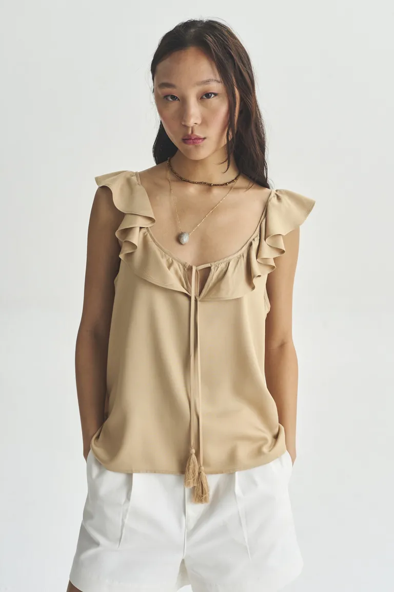 Blusa en tonos neutros con detalles delicados y corte femenino de Akiabara en Blusas para argentina