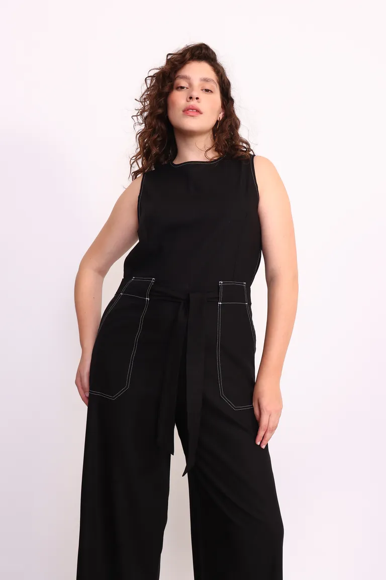 Mono de lino sin mangas con recortes y costuras a contratono de Yagmour en Monos para argentina