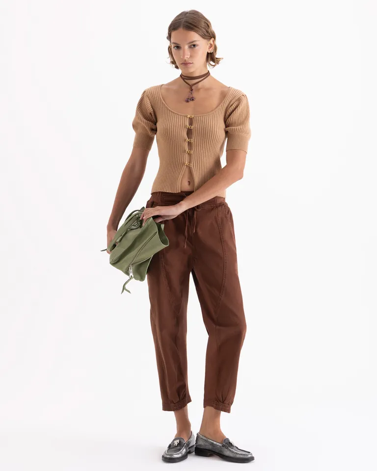 Top de tejido acanalado con mangas cortas y cierre frontal mediante ganchos con piedras decorativas de Jazmin Chebar en Tops para argentina