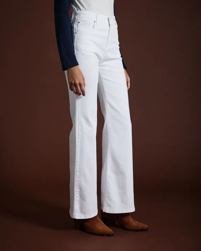 Pantalón de mujer tiro alto con corte boot cut y ajuste en cadera de Wanama en Pantalones para argentina