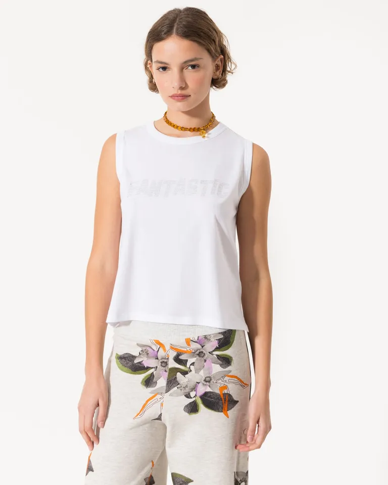 Musculosa de amplio corte y cuello redondo con estampado y logo bordado en la espalda de Jazmin Chebar en Remeras para argentina