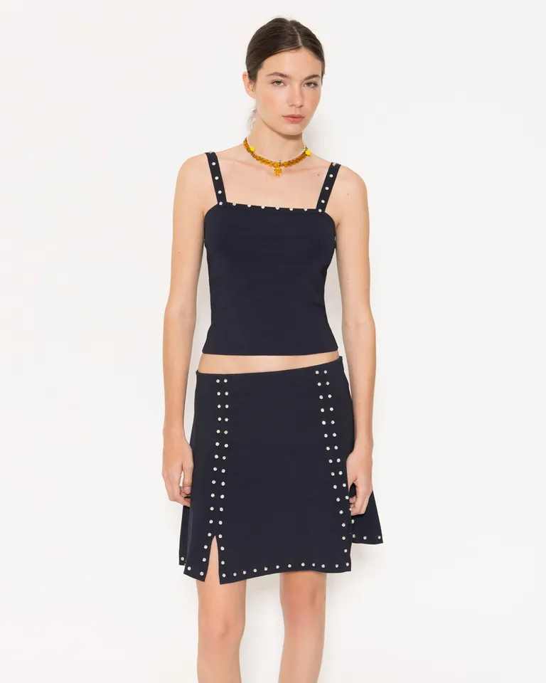 Top negro con detalle de piedras en el escote, diseño elegante y sofisticado de Jazmin Chebar en Tops para argentina