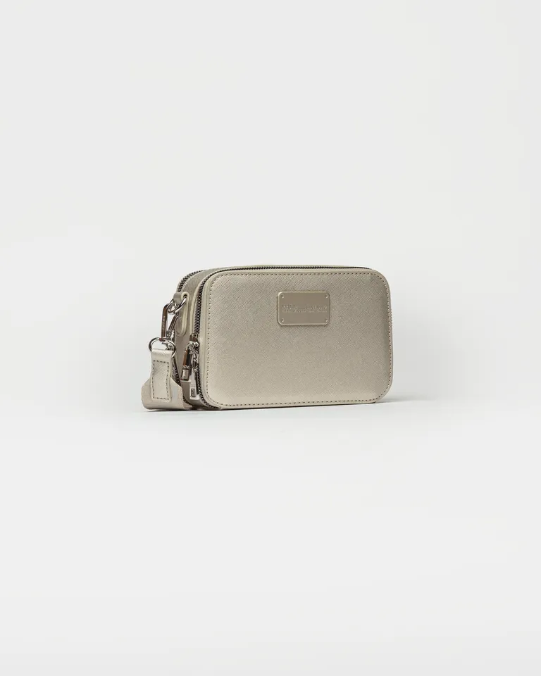 Bolso Penny en efecto cuero, modelo rígido y estructurado con acabados metálicos de Prüne en Bolsos y Carteras para argentina