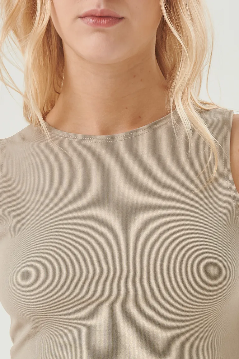 Top Hanna: Un básico elegante y versatil para el armario de mujer de Sweet en Tops para argentina