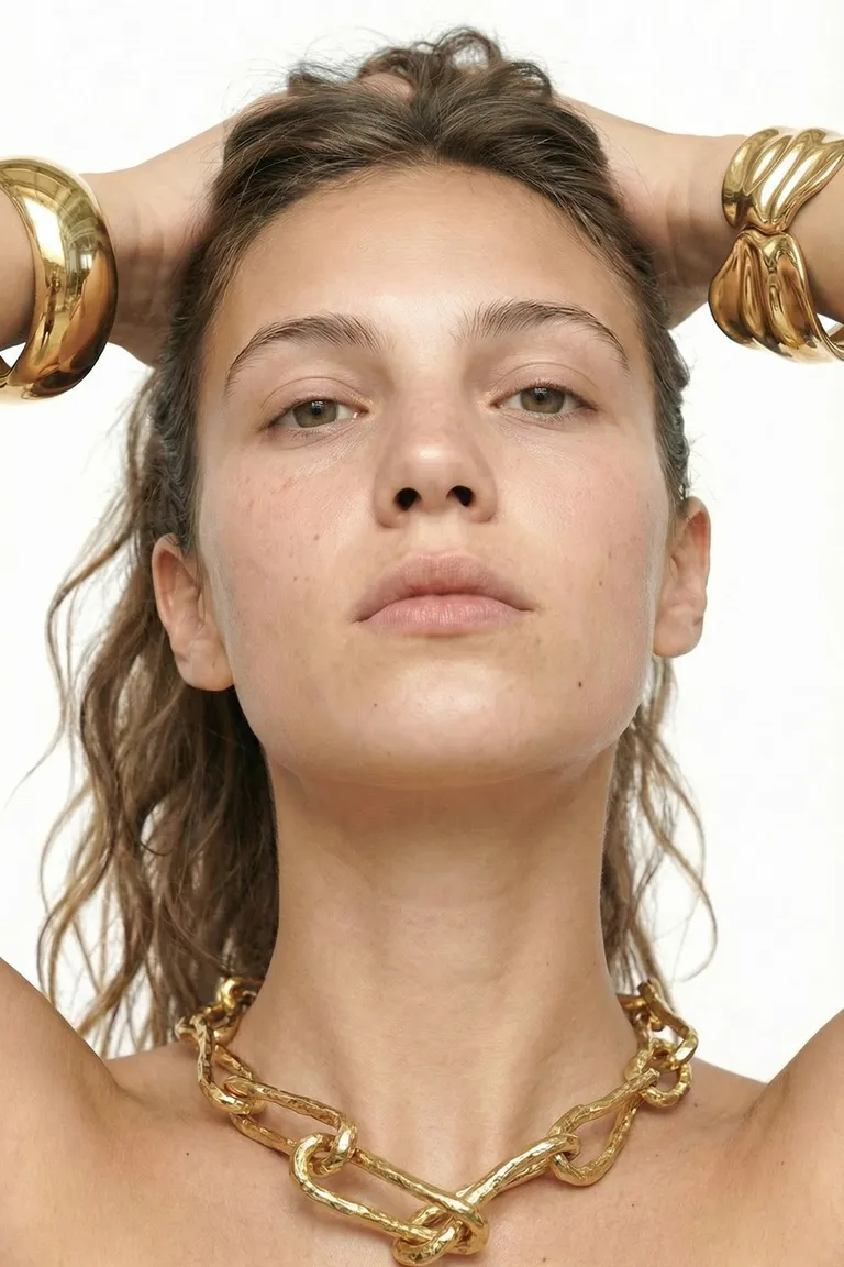 Collar de eslabones orgánicos con acabado dorado texturizado - Accesorio de moda versátil y sofisticado de Maria Cher en Bijouterie para argentina