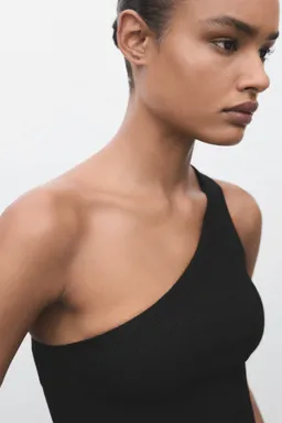 Top punto asimétrico simple de Mango en Tops para argentina