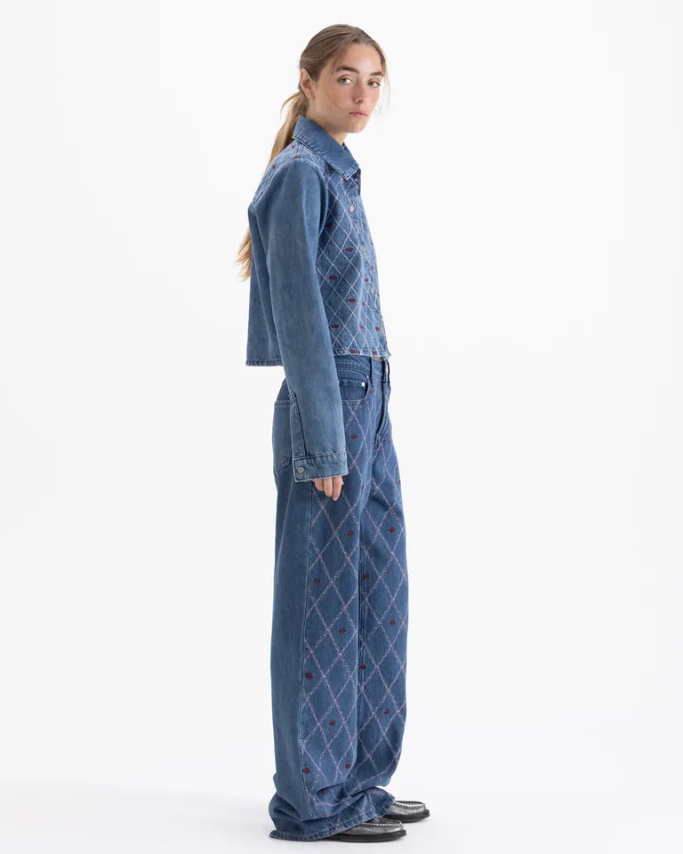 Camisa de manga larga con diseño geométrico bordado y calce cuadrado corto con botones frontales de Jazmin Chebar en Camisas para argentina