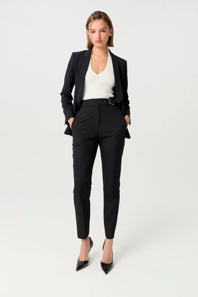 Blazer negro de corte entallado con solapa tipo smoking y manga larga de Markova en Blazers para argentina