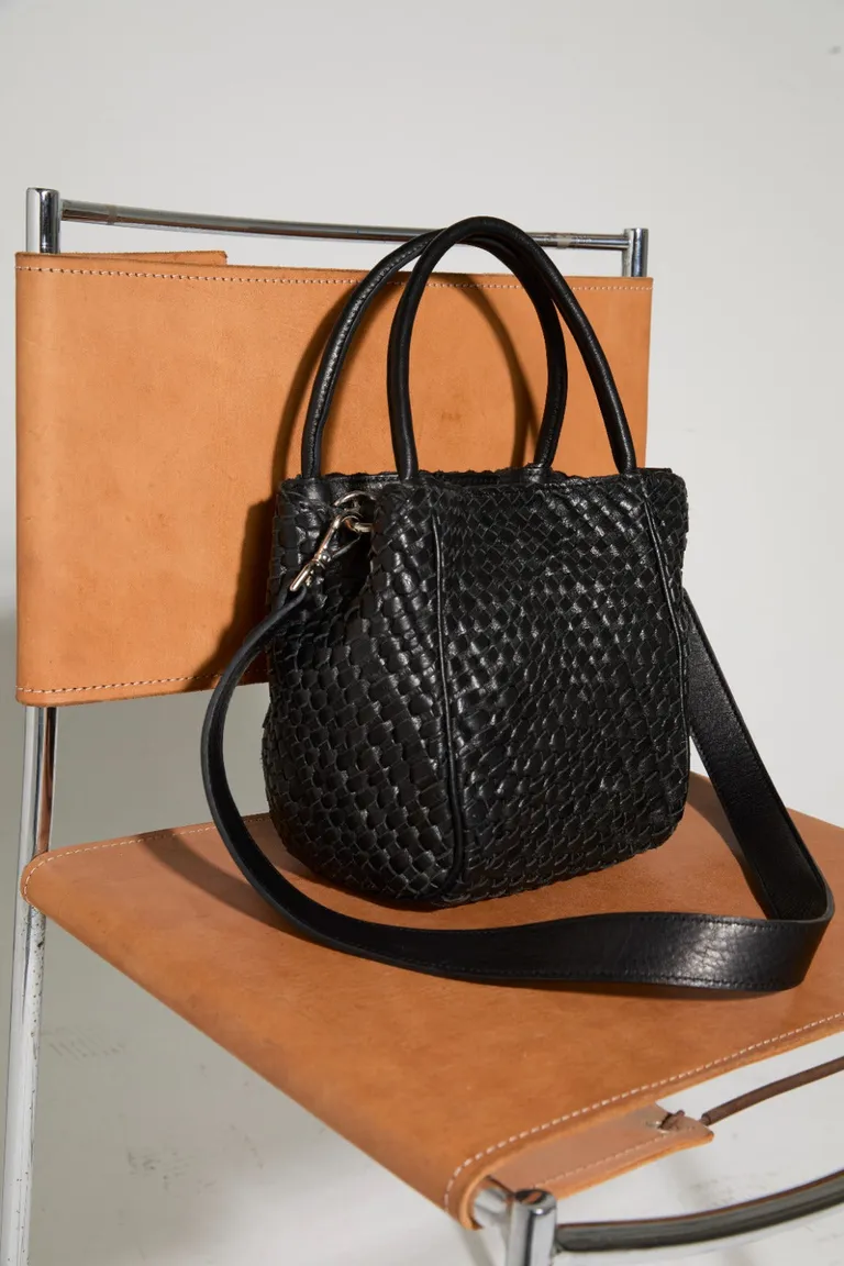 Cartera de cuero trenzado en tono marrón cálido con diseño artesanal y correa desmontable de Justaosadia en Bolsos y Carteras para argentina