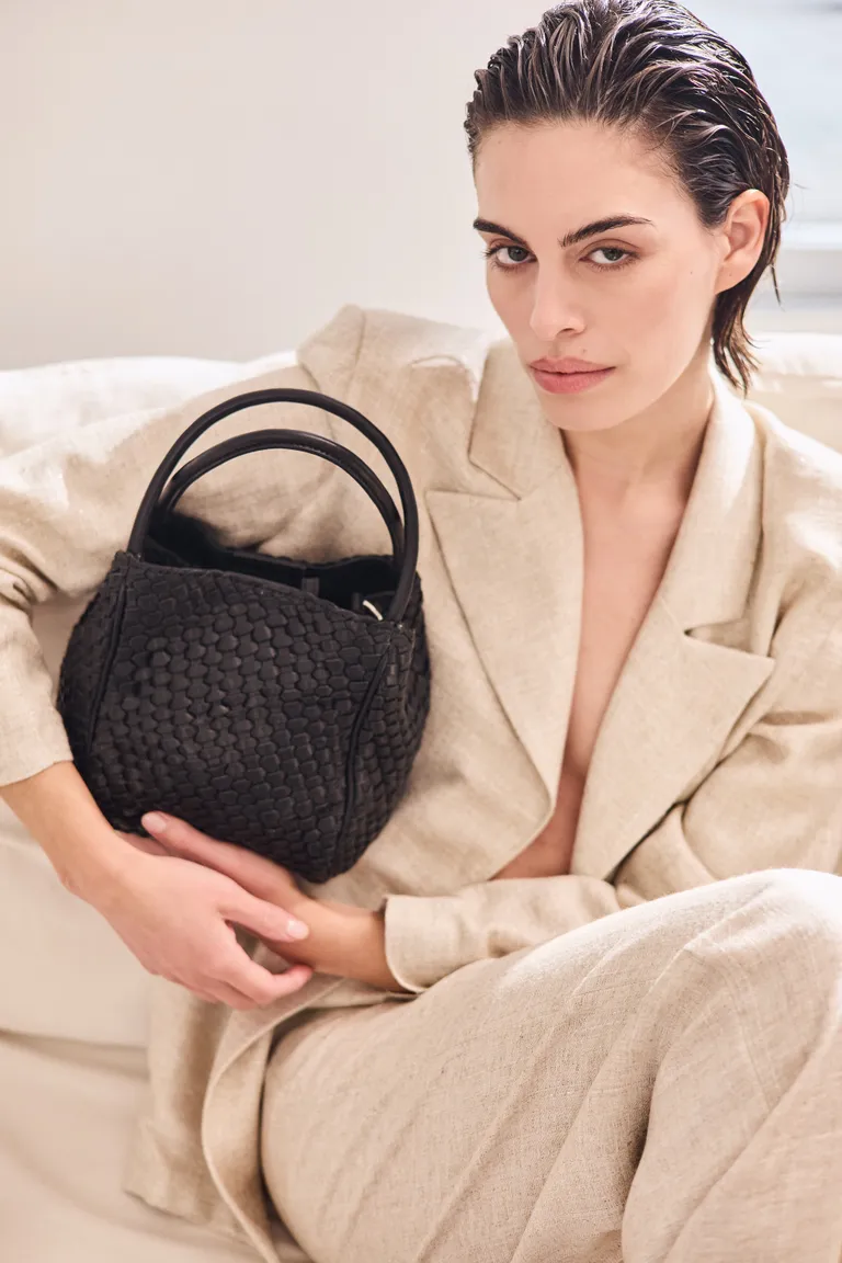 Cartera de cuero trenzado en tono marrón cálido con diseño artesanal y correa desmontable de Justaosadia en Bolsos y Carteras para argentina