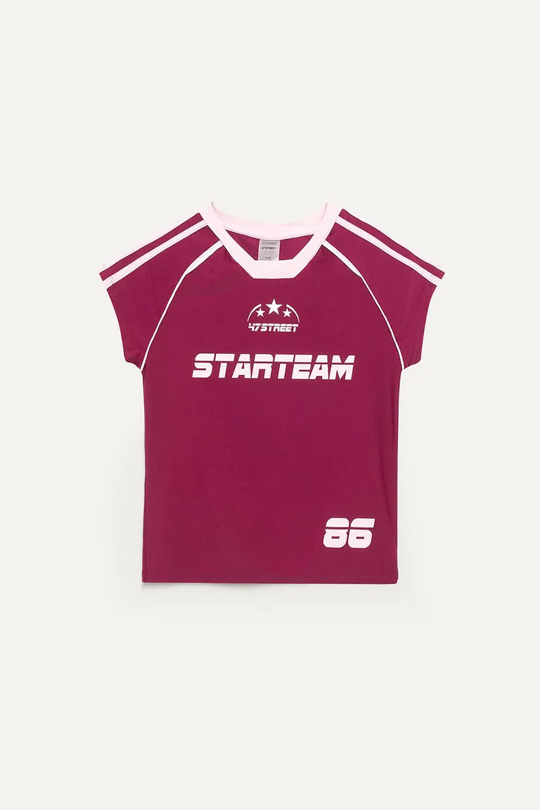 Remera femenina con cuello en V y aplicaciones en los hombros para un look deportivo y casual de 47 Street en Remeras para argentina