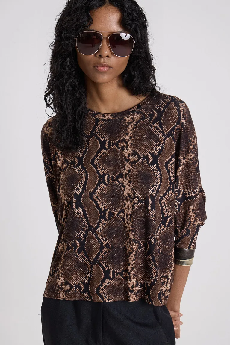 Remerón de corte amplio con cuello redondo y diseño estampado en mangas cortas de Maria Cher en Remeras para argentina