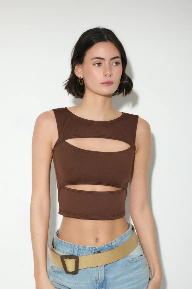 Top musculosa marrón con recortes, diseño moderno y fresco para mujer de Audaz en Tops para argentina