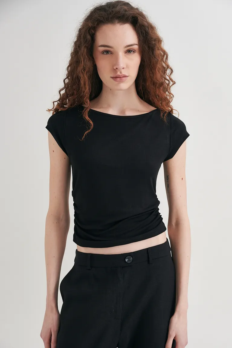 Remera de jersey negro con frunces laterales para un look moderno y estilizado de Sweet en Remeras para argentina